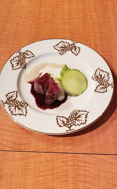 エゾ鹿ヒレのロティ　シャンピニオン赤ワインソース（生コショー入り）
 フレンチレストラン　Manger et Boire NAGAO(マンジェ　エ　ボワール　ナガオ）
