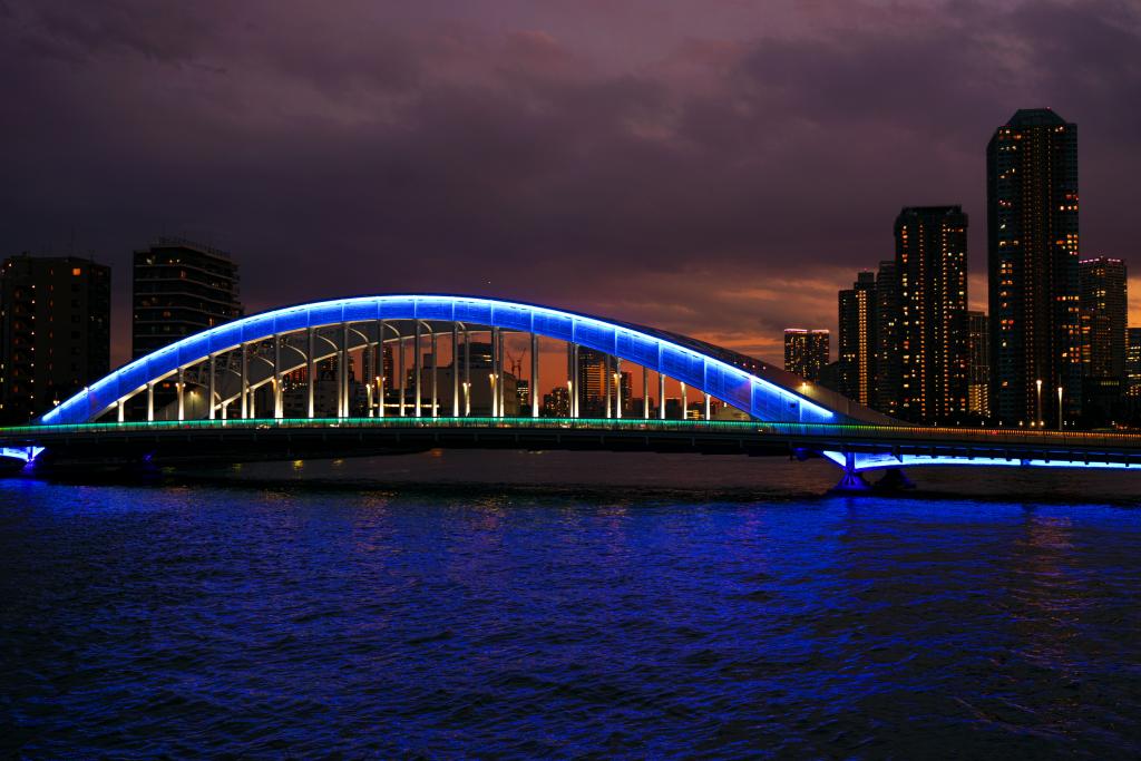 日没の15分後から23時00分まで点灯 永代橋のライトアップ