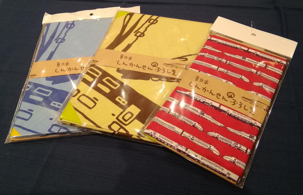 東日本しんかんせんのふろしき
５０ｃｍ幅（右）　　８００円
９０ｃｍ幅（左・中央）　　２,５００円 一枚の布を、折る、結ぶ、たたむ。
　～　風呂敷専門店　江戸の匠・唐草屋　～