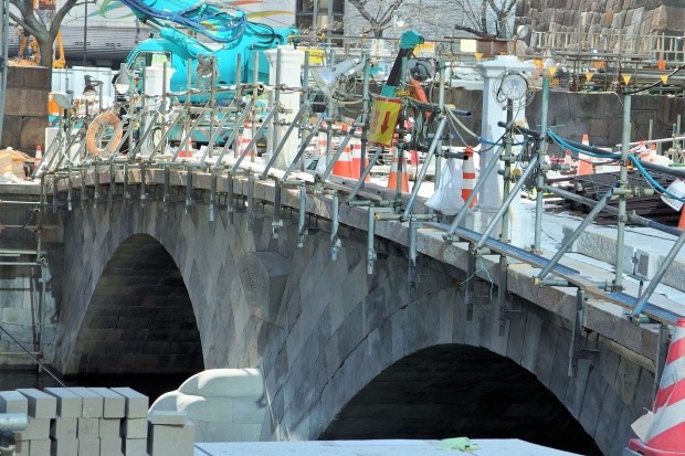 常磐橋の工事では親柱の設置中 明治を感じる・日本銀行と常磐橋