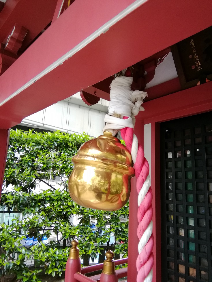  人形町駅から行ける、静かな佇まいの神社　⑦
　～　兜神社　～