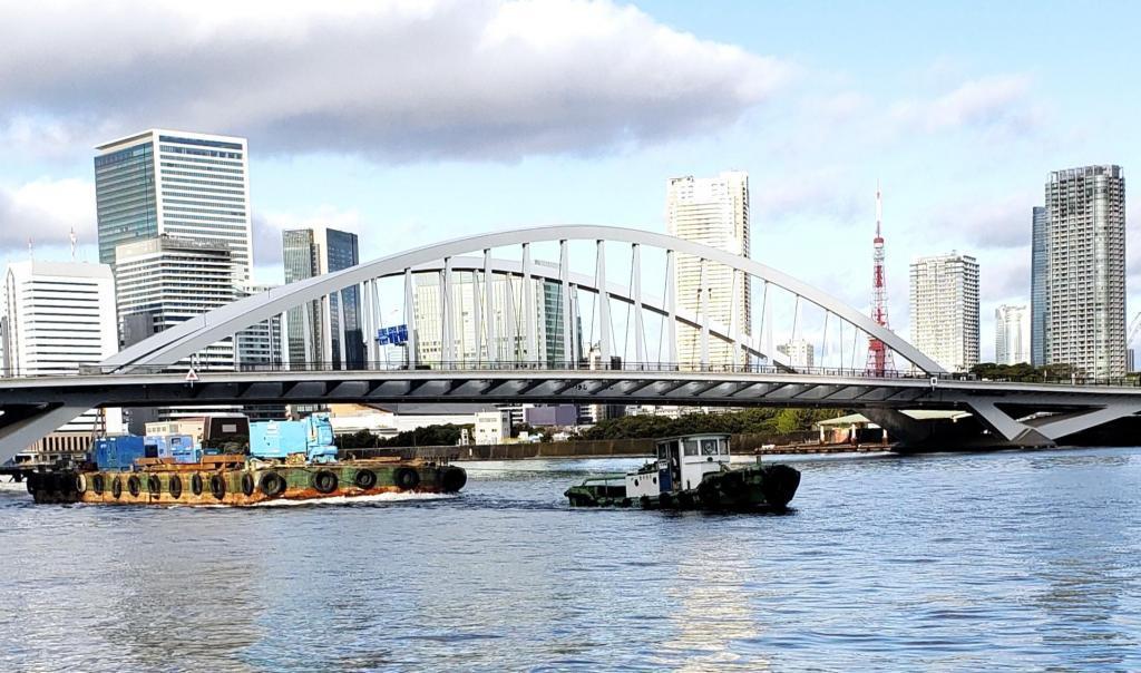  勝鬨橋上流で曳船とだるま船が工事をしてました。