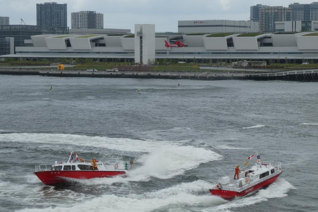 水上バイクやヘリによる救助演技 晴海で令和元年水の消防ページェント