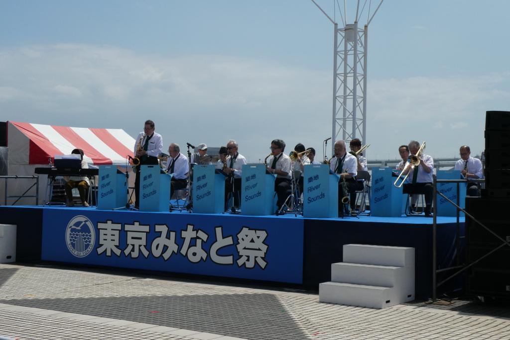 みなと祭の会場では演奏会や護衛艦の一般公開 晴海で令和元年水の消防ページェント