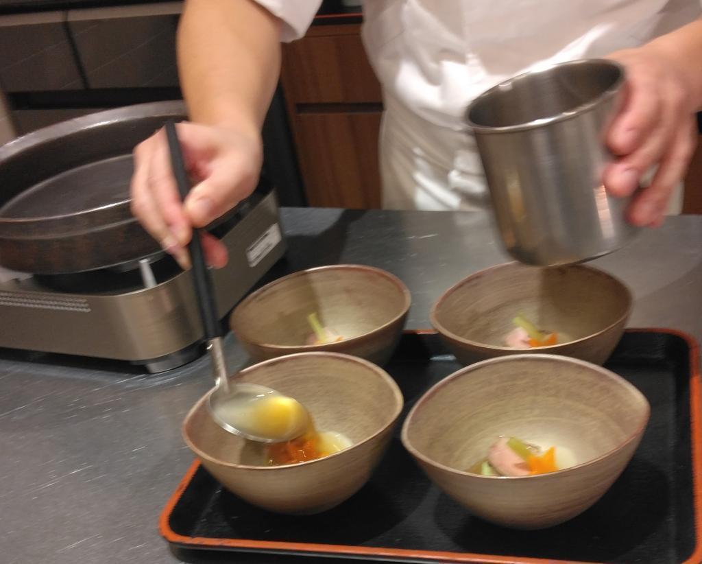 まずは小鉢２種類の試食です♪ 「SHOKUIKI（食粋）」第一弾！
「個室会席 北大路 京橋茶寮」の「SHOKUIKIオリジナルすき焼きコース with Edo-Tokyo Vegetables」
