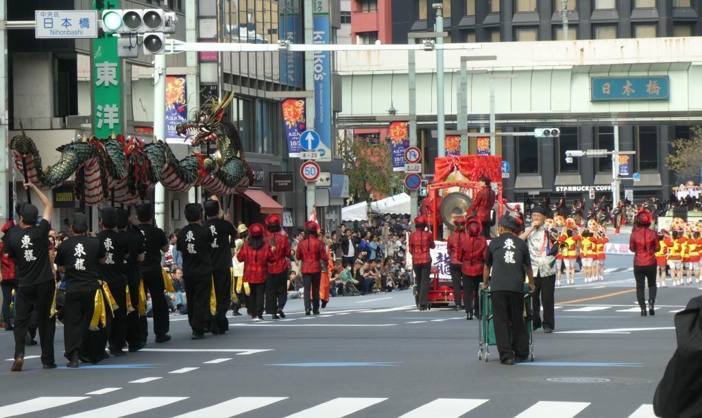 29日　日曜日には日本橋・京橋で大江戸粋パレードがあります。 銀座ゴールデンパレードが開催されました。　
続いて29日には日本橋・京橋で大江戸活粋パレードが開催。