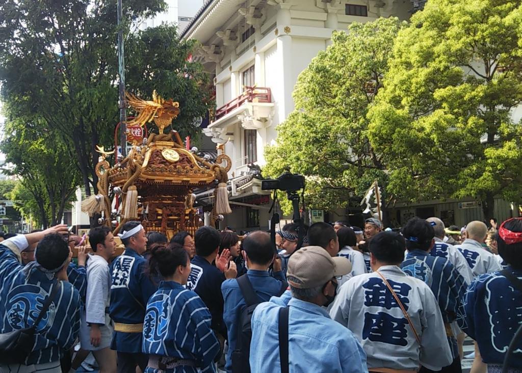 5月４日には氏子町会神輿の連合渡御。銀座、歌舞伎座も回っていきます。 鐵砲洲稲荷神社　御鎮座１１８４年例大祭
6年ぶりの本祭り　5月2日夜～5日にかけて