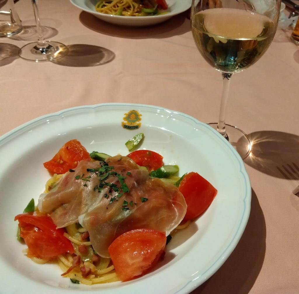 パスタは旬のアスパラガス、トマトと生ハムを載せて La Terrazza SABATINI, Tokyo Midtown Yaesu イタリアの美食