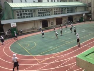 阪本小学校平成通り側階段2Fから運動場を.JPG