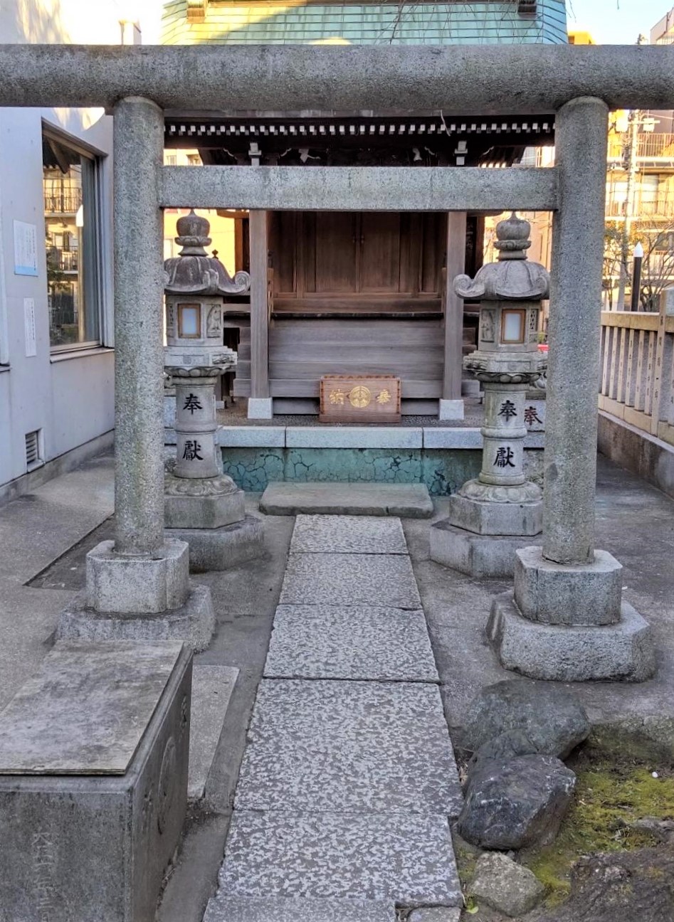 住吉神社境内の「入船稲荷神社」と銅製灯籠