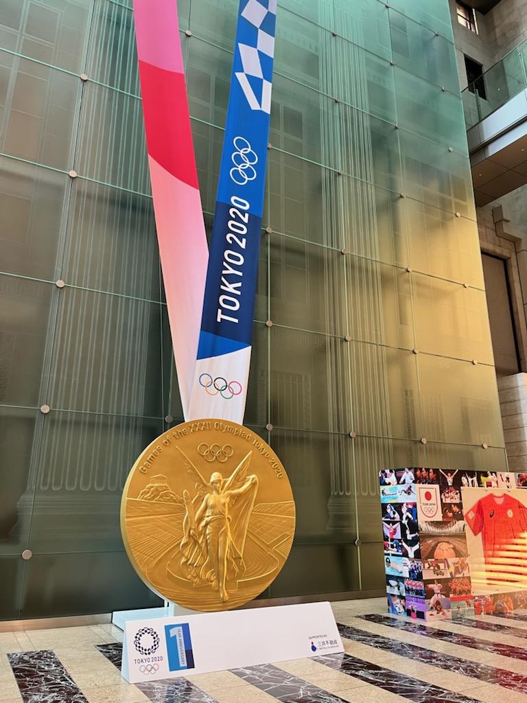 東京2020大会の巨大メダル再び　1周年メモリアル・ギャラリー
