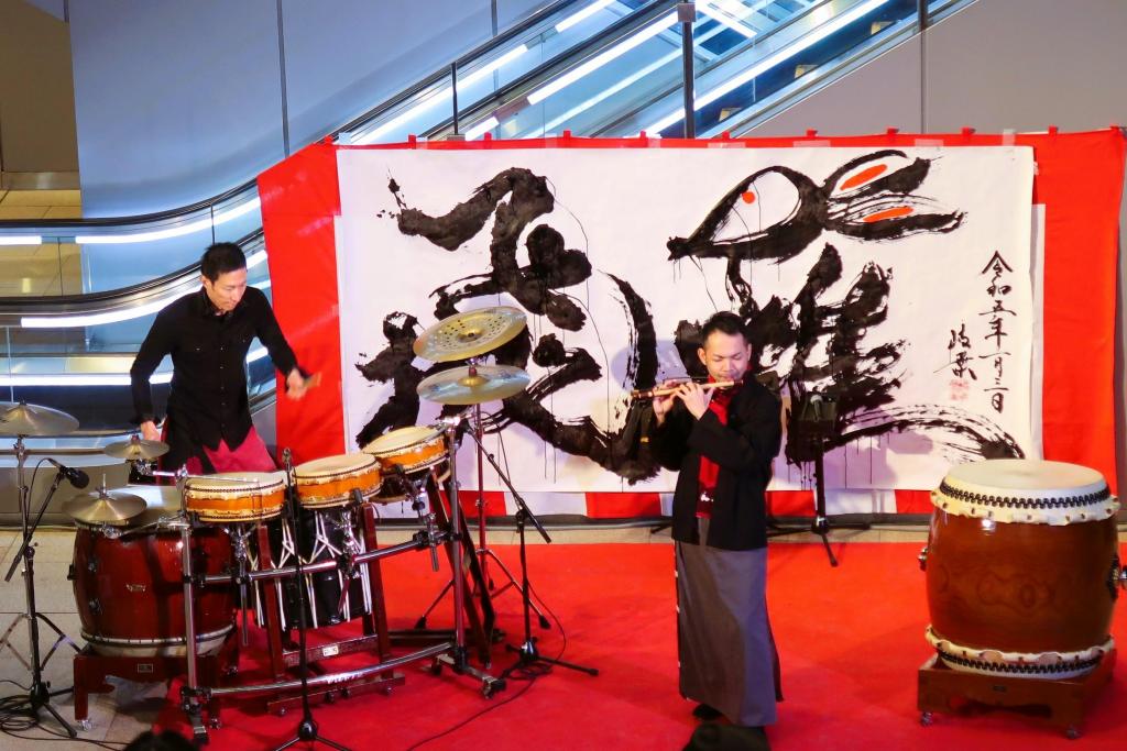 大迫力の和楽器ユニット
「轟（とろどき）」の生演奏 in 京橋エドグラン