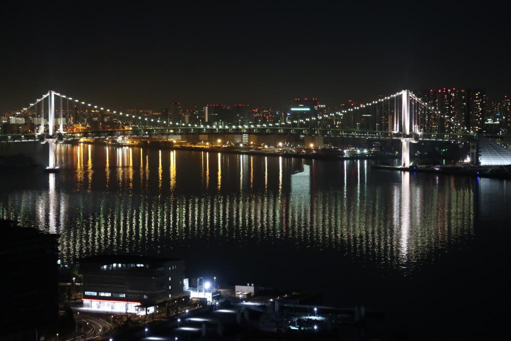 東京湾に映える「逆さレインボーブリッジ」