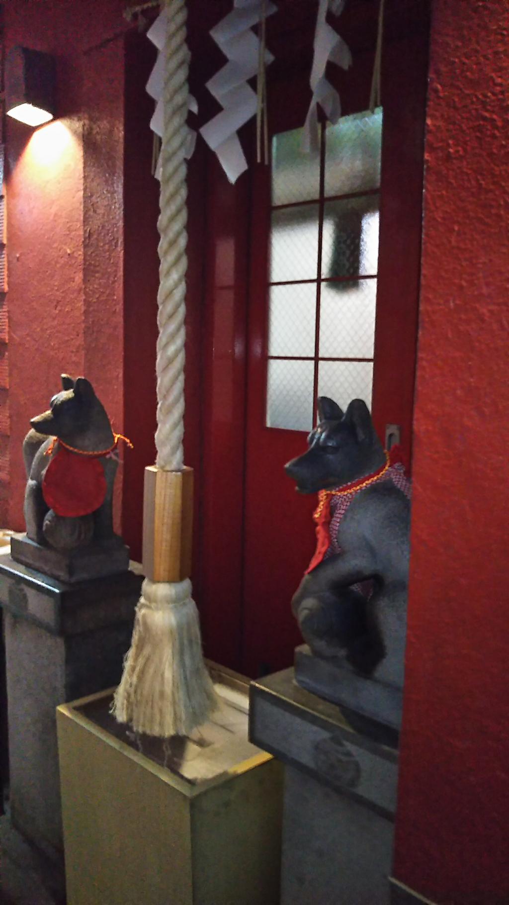  銀座の路地：豊岩稲荷神社と自動ドアのある路地