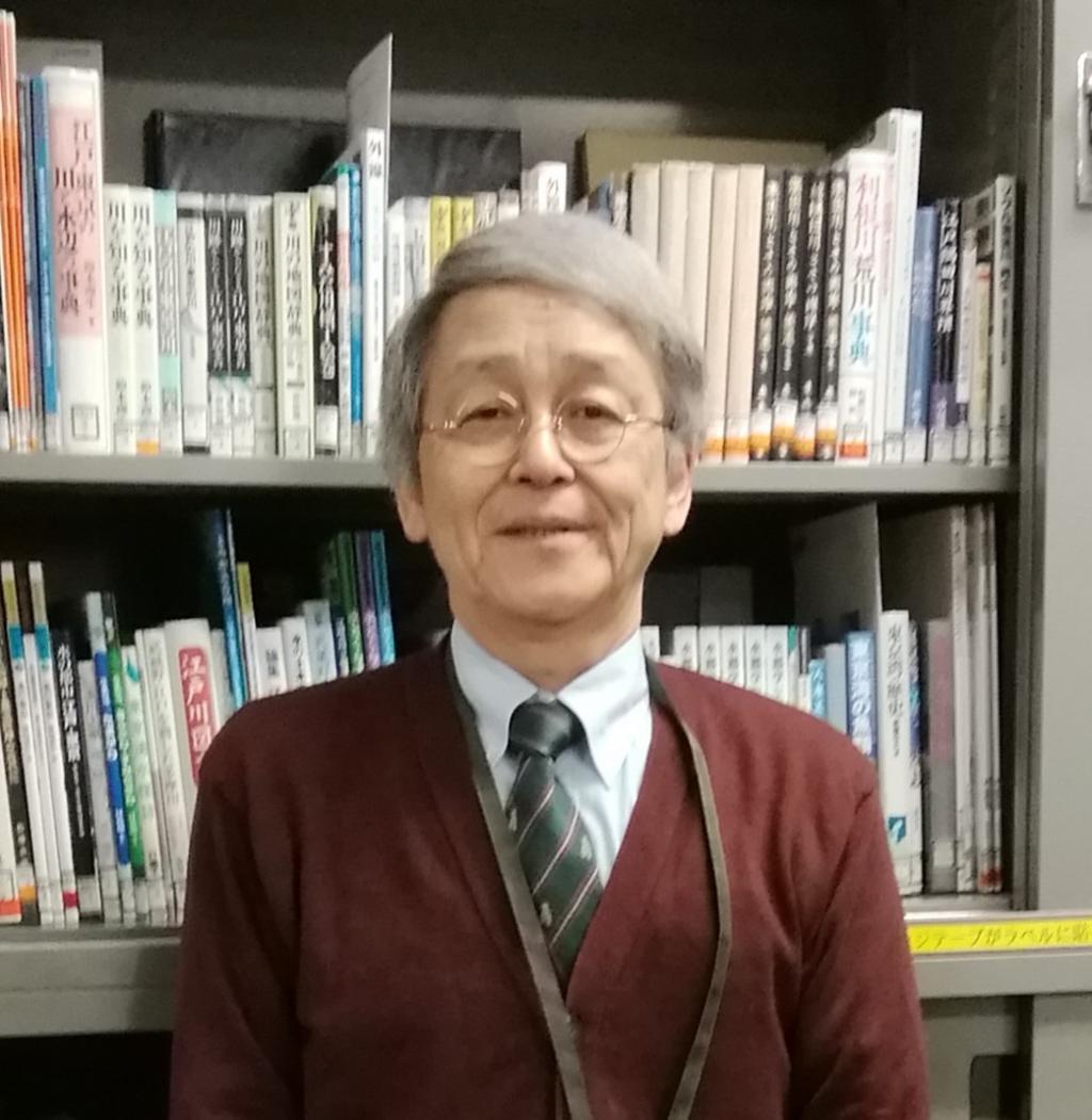 菅原さんは・・・ 京橋図書館　地域資料室の菅原さん
　～　京橋図書館　地域資料室　～