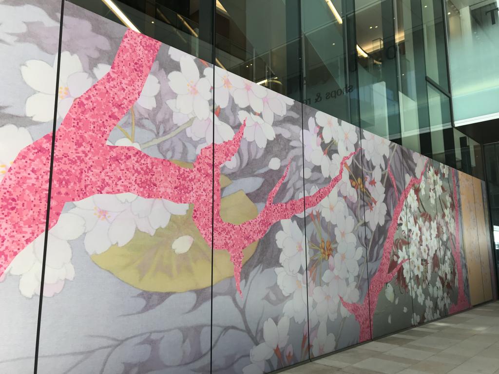  日本画の桜に包まれてアートの街へ