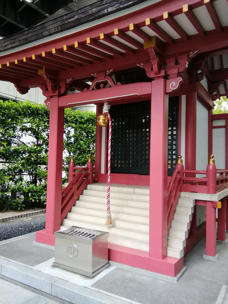  人形町駅から行ける、静かな佇まいの神社　⑦
　～　兜神社　～