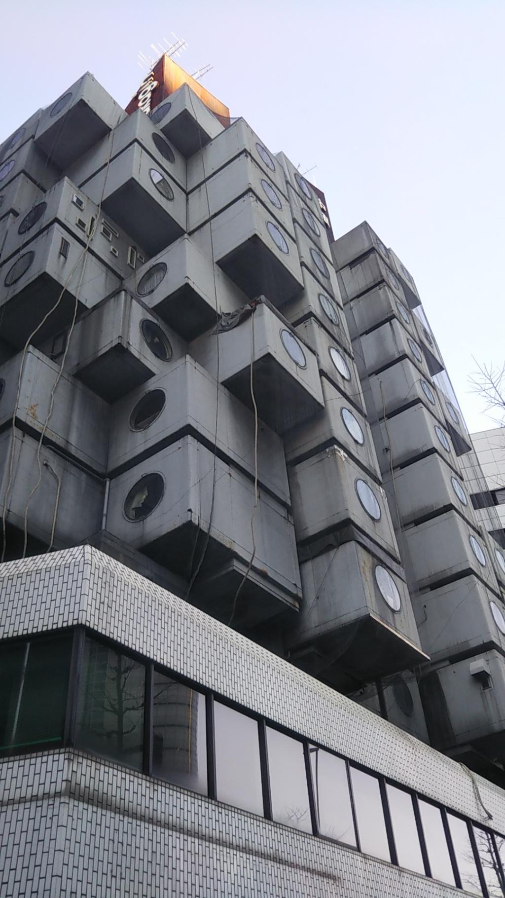 昭和を代表する建築家黒川紀章の設計 銀座の変わった形のビル　中銀カプセルタワービル