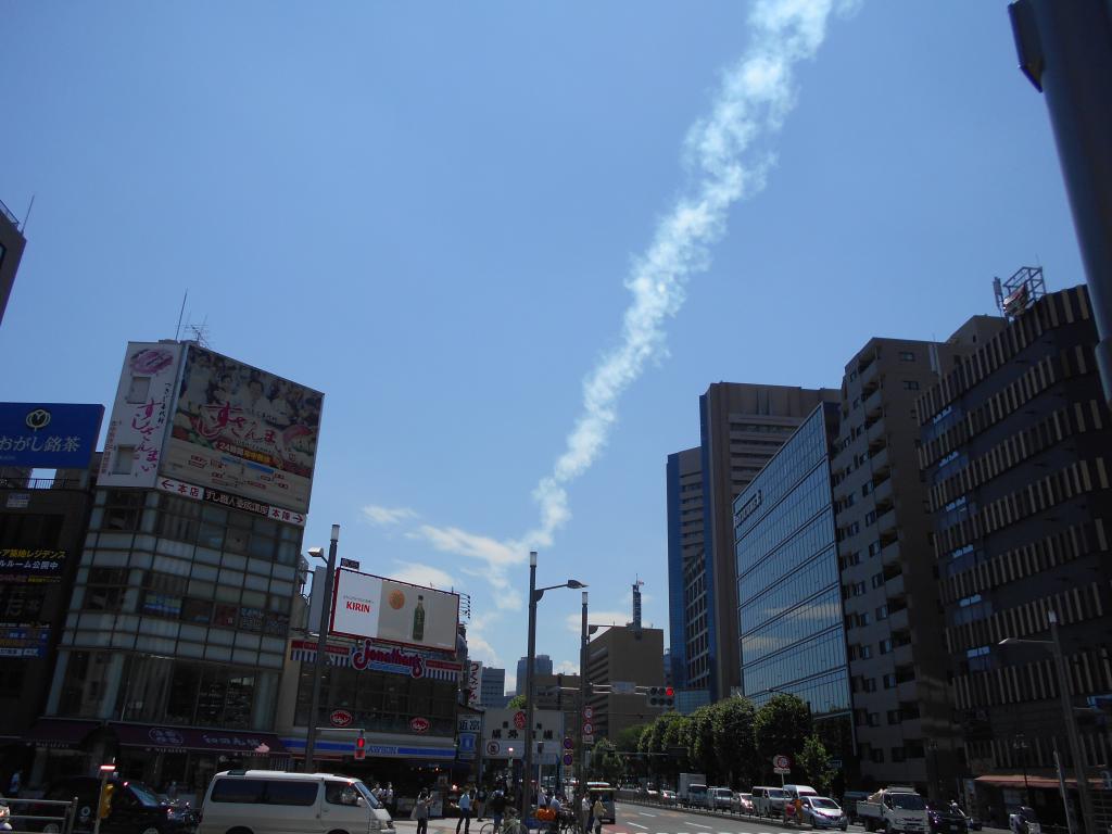 築地から品川方面への飛行　飛行機雲 Blue Impulse over the Ginza on May 29th,2020
