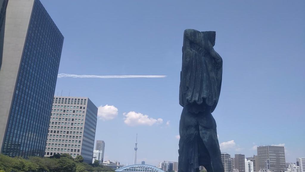 隅田川上に広がる青空を切り裂く白煙の筋 東京の空にブルーインパルス
空が広く見渡せる中央大橋の上で見ました。