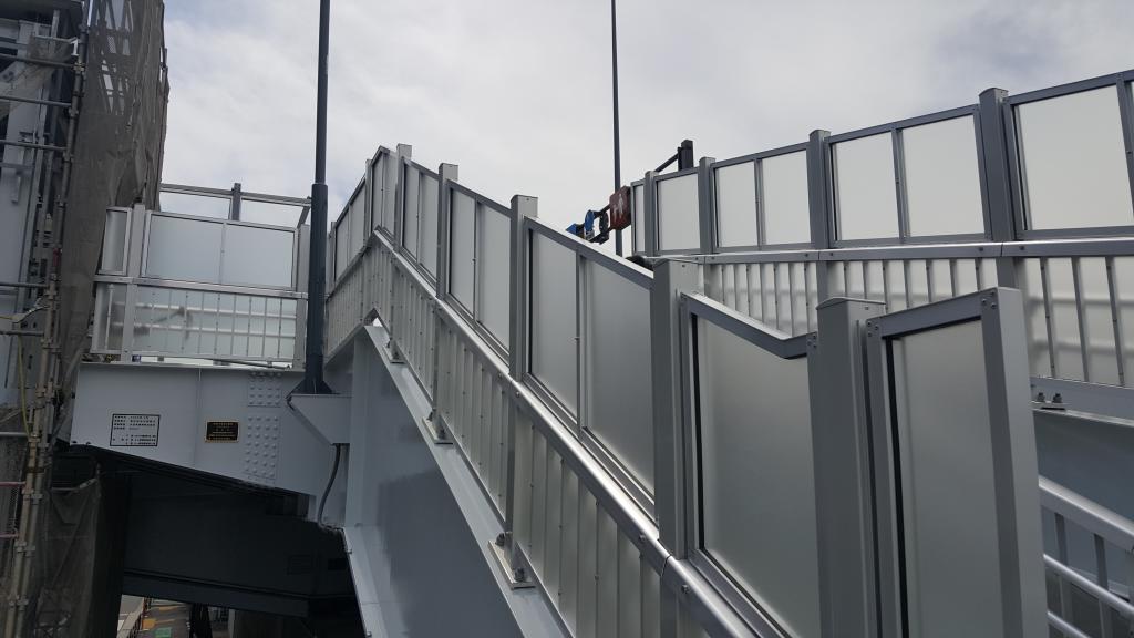 築地大橋手前の階段 間近に見えるTOKYO2020築地車両基地　（「開通した環状第2号線」の続編）