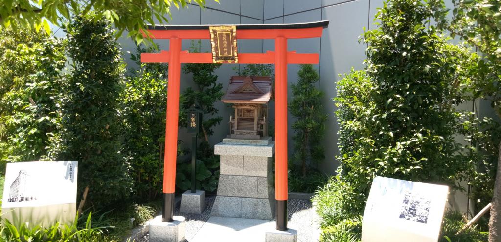 火防の神 靍護（かくご）稲荷神社も鎮座 GINZA SIX の魅力（2）屋上庭園