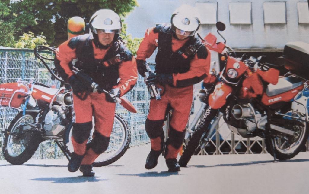 初期消火も行うクイックアタッカー隊員 街を走り抜ける赤色のオートバイ