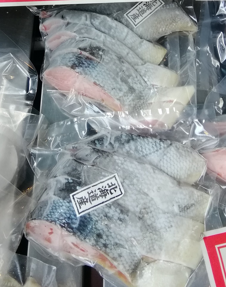 秋鮭
５切　１,０００円 美味しい鮭、食卓にいかがでしょう？
　～　鮭の店　昭和食品　～