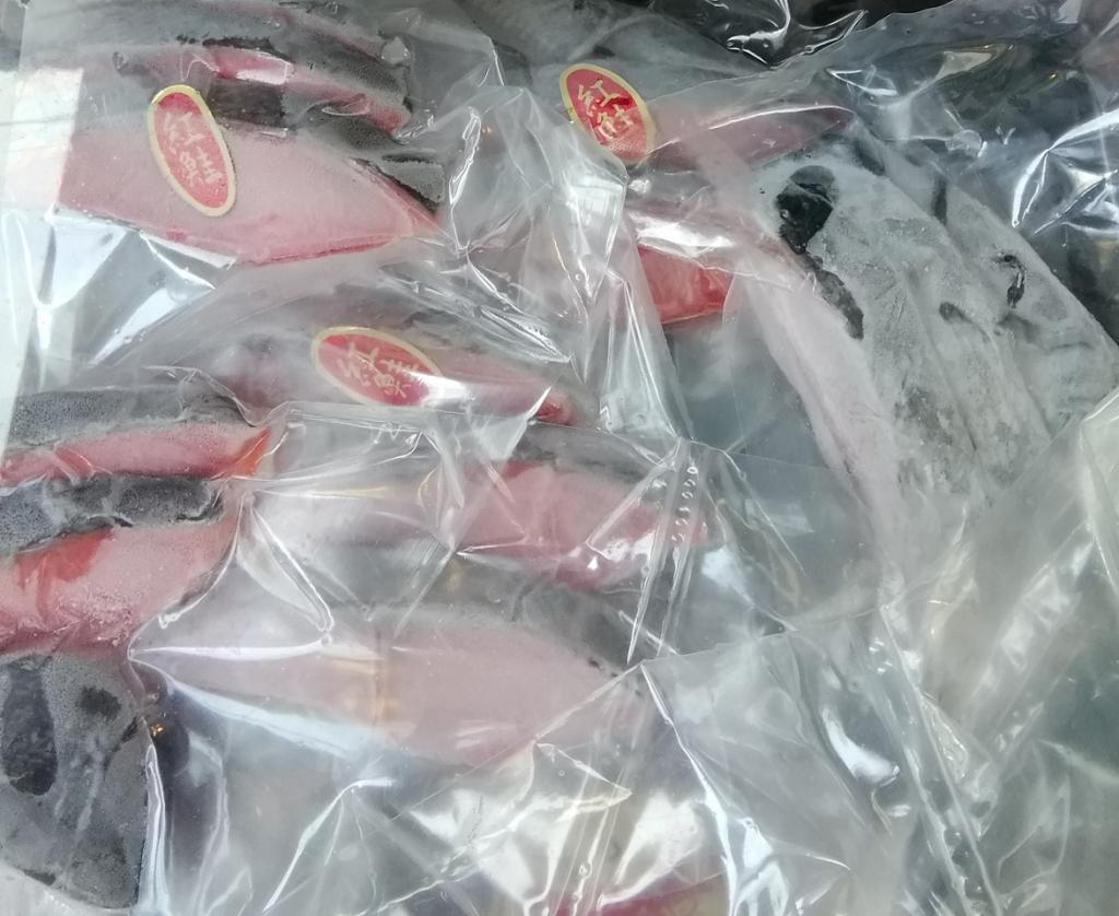 紅鮭　中辛
３切　１,０００円 美味しい鮭、食卓にいかがでしょう？
　～　鮭の店　昭和食品　～