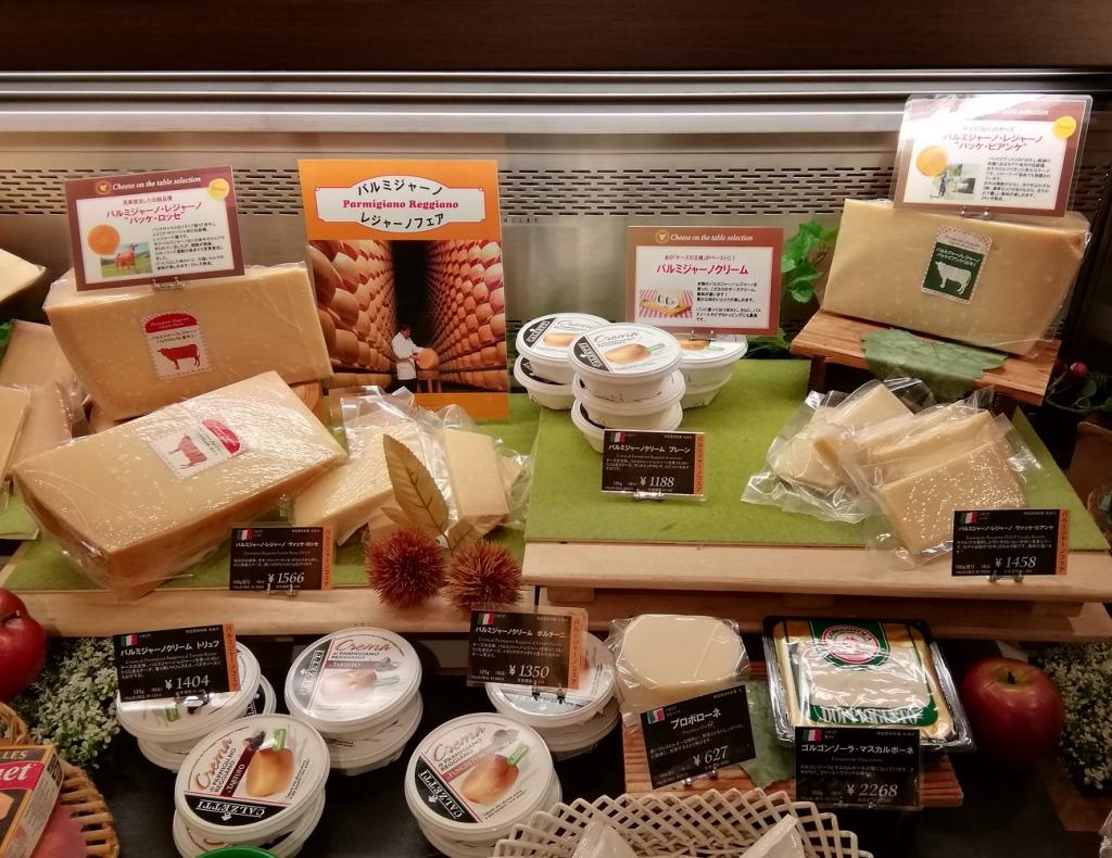 今月１０月はパルミジャーノ・レジャーノフェア
「パルミジャーノ・レジャーノ　“ヴァッケ・ロッセ”と“ヴァッケ・ビアンケ”」をお薦めしています
※　特別入荷品のため、無くなり次第終了となります。 ヨーロッパ直輸入の、バラエティーに富んだチーズ、いかが？
　～　チーズ・オン ザ テーブル　～