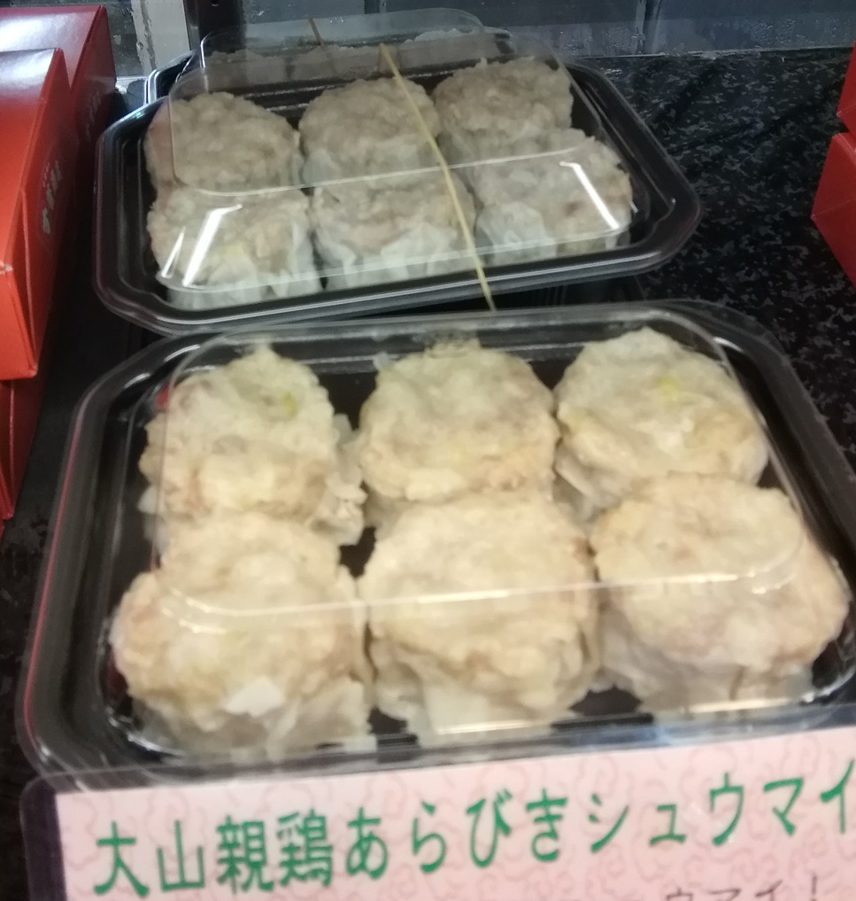 大山親鶏（だいせんおやどり）あらびきシューマイ
６個入　８４０円 美味しいシューマイ、そして「赤めだか」
　～　菅商店　～