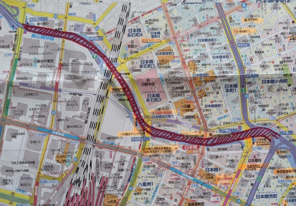 赤線の部分、江戸橋から神田橋出入り口まで日本橋川上の約1.1キロ
の高速道路を地下化。 日本橋から青空を取り戻せ。国と都の合同プロジェクト、
高速道路地下化計画が始動！
