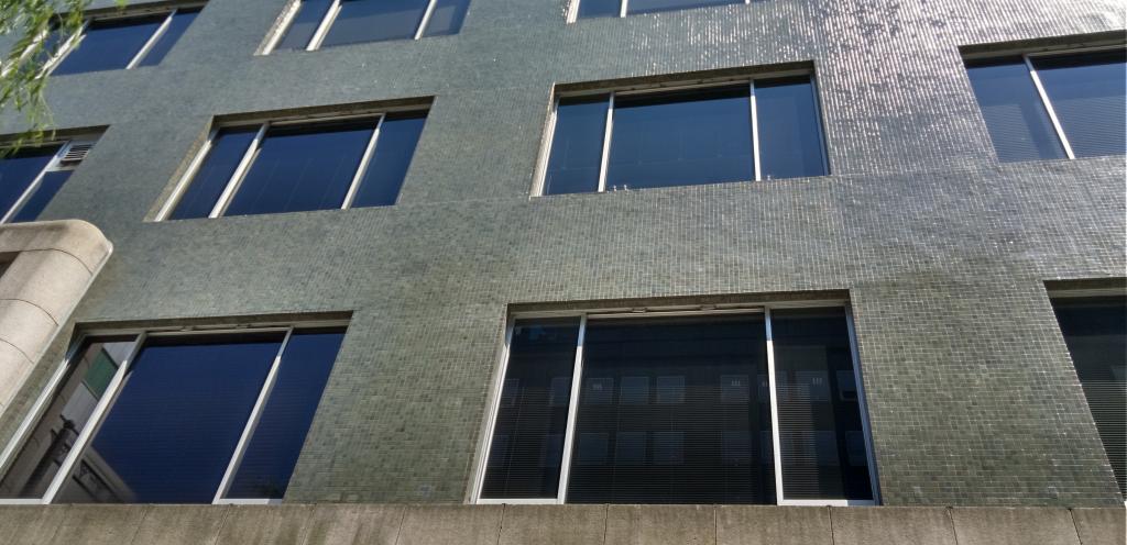 深い緑色のタイル貼りとシカゴ窓 中央区の名建築（5）電通銀座ビル