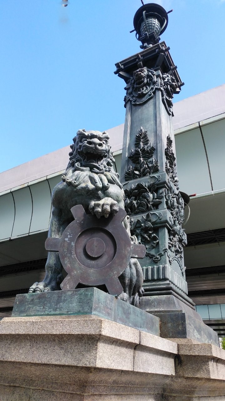 日本橋の獅子 風よなぶるな　獅子のたて髪を