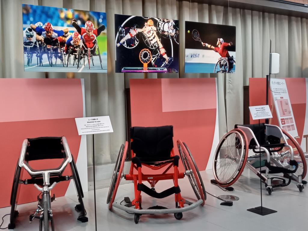 パラリンピック競技に使用するwheel chair
 パラリンピックギャラリー銀座  開催中