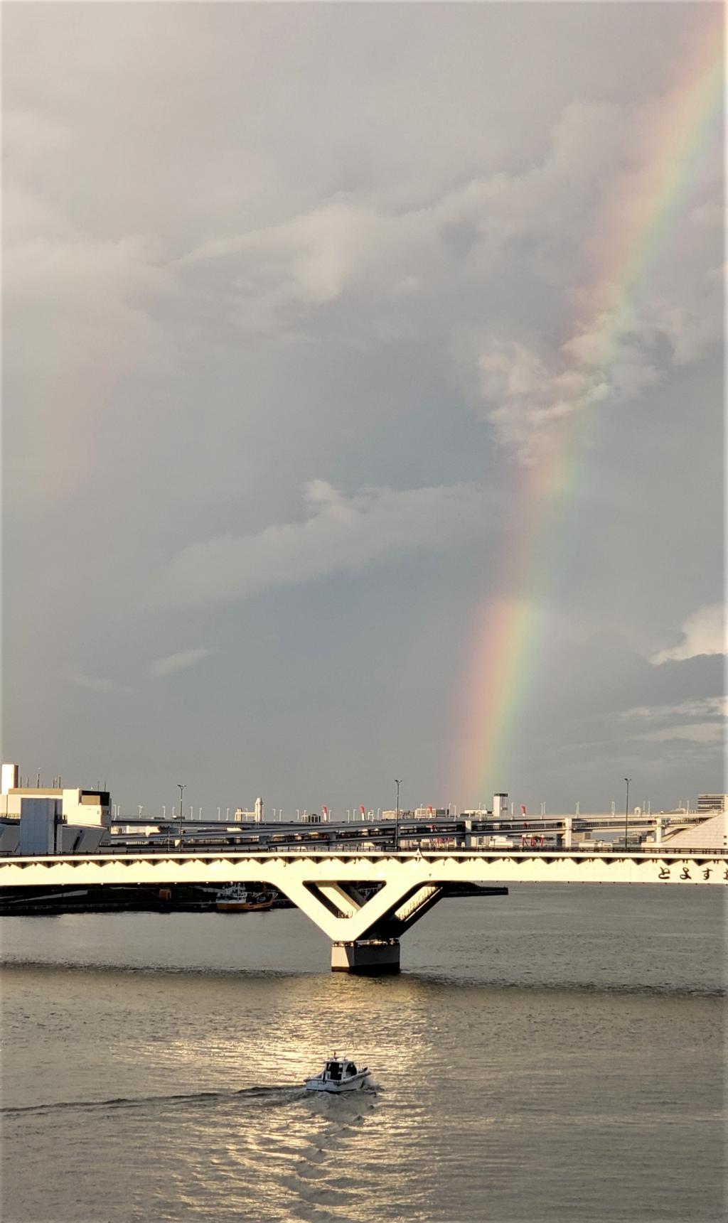  東京オリンピック・パラリンピック2020大会選手村に
大きな　虹があらわれました。