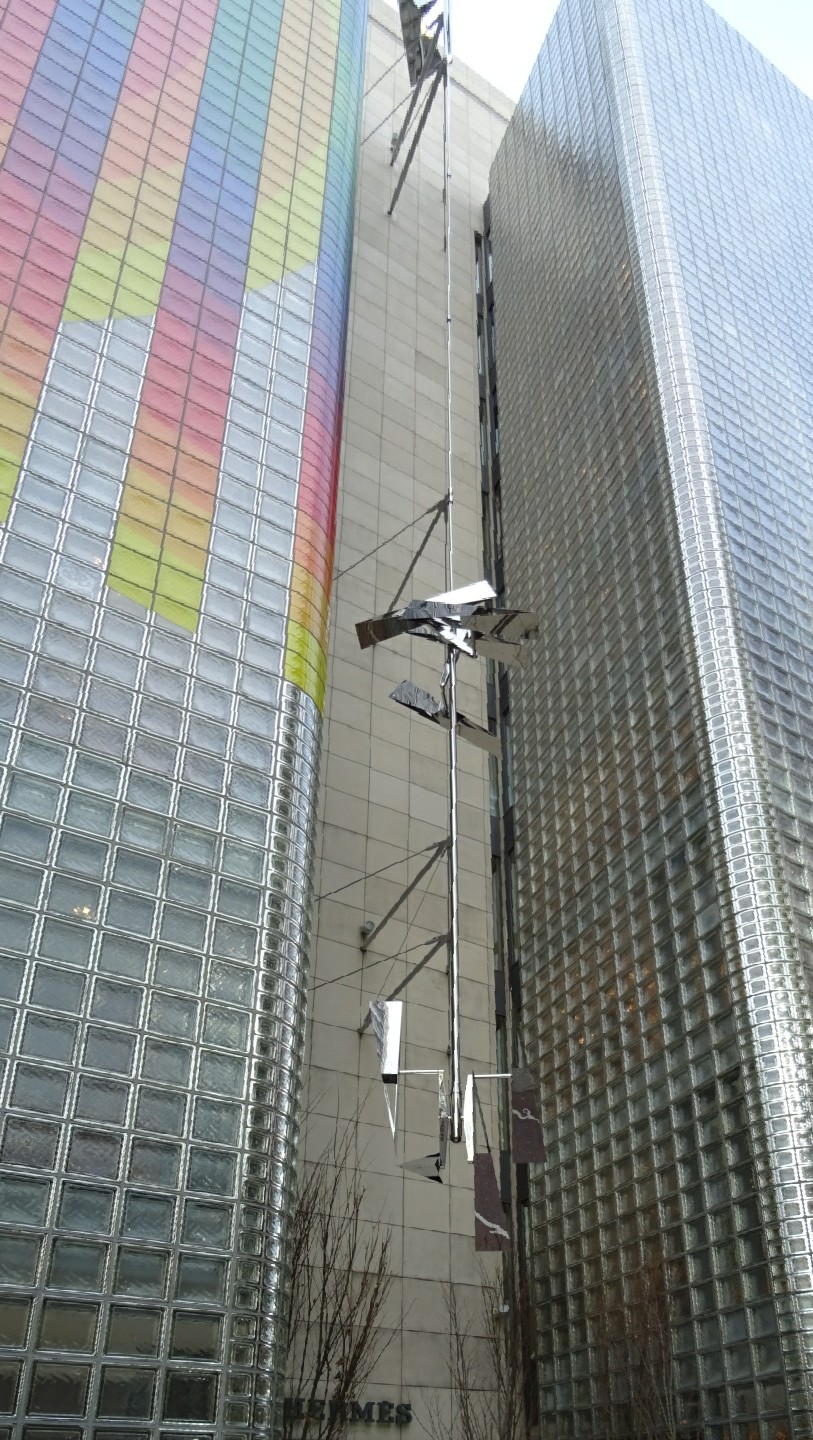 エレベーターが面白い ガラスの建物と14色のアートの共演　―銀座メゾンエルメス／ジュリオ・ル・パルク展