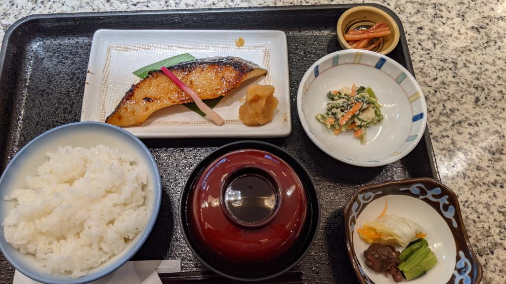 魚久の人気ＮＯ.１は銀だら 「東京まんなかippin堂」で紹介中、魚久のぎんだら京粕漬
　－100歳越えは当たり前の日本橋人形町老舗通り－