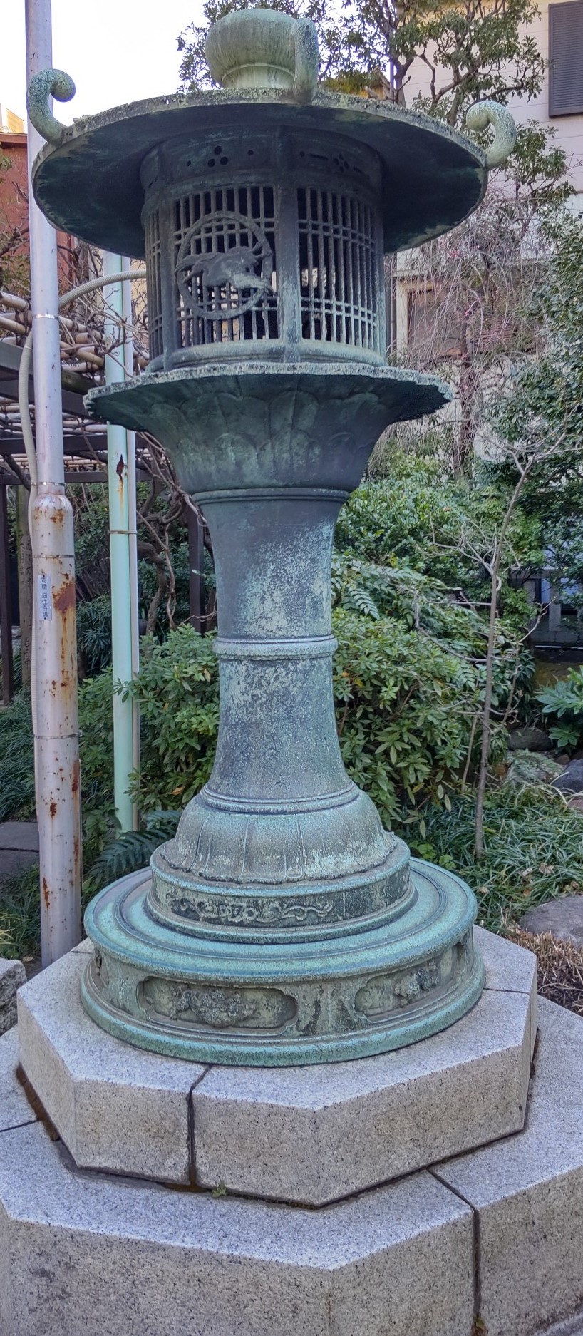  住吉神社境内の「入船稲荷神社」と銅製灯籠