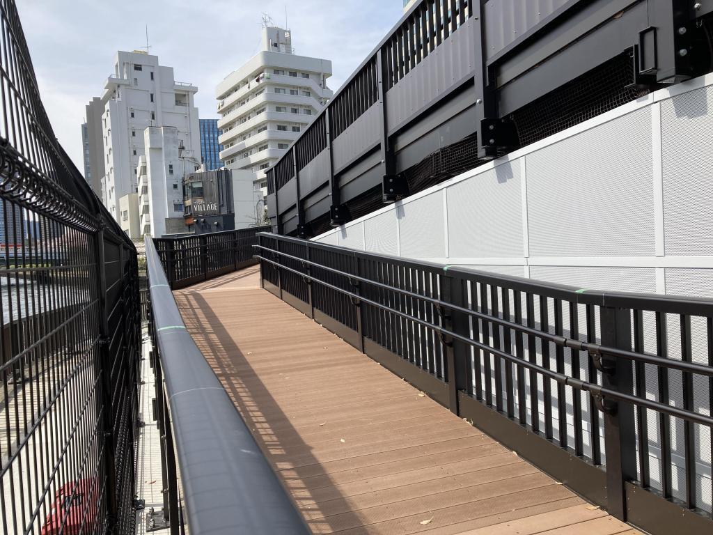 スロープ入口
 豊海橋たもとのスロープ一般公開が待ち遠しい！
