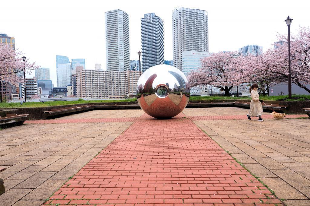  隅田川・はとば公園にある大きな球を転がしてみたい