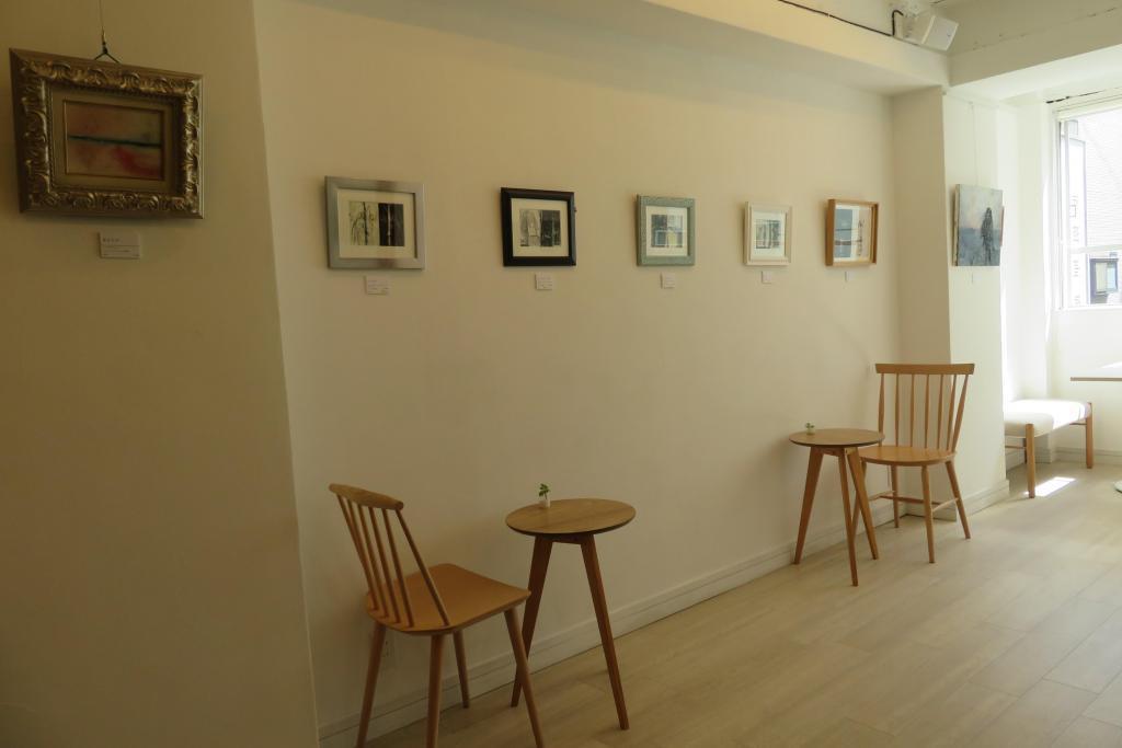 ２Fは作品展示だけでなく、　カフェ併設 並木画廊　２Fにはカフェ