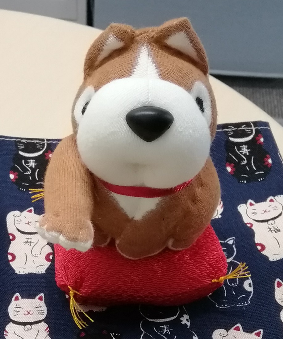 安産を願って・・　「幸せを呼ぶ お手犬」　（小）
日本橋ゆうま
販売開始年月：　平成２４年（２０１２年）３月
１,８７０円（税込） 「幸せを呼ぶ お手犬」
　～　日本橋ゆうま　～