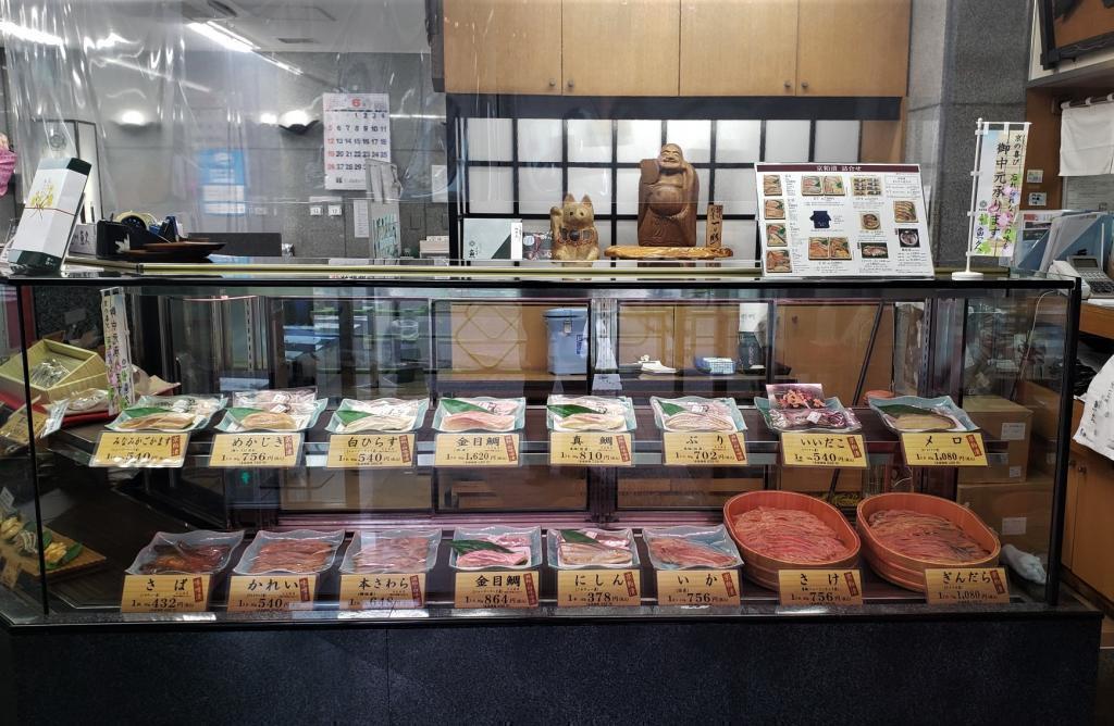 昔ながらの 伝統の技
「旬を生かし    味を守る」
京粕漬     魚久本店