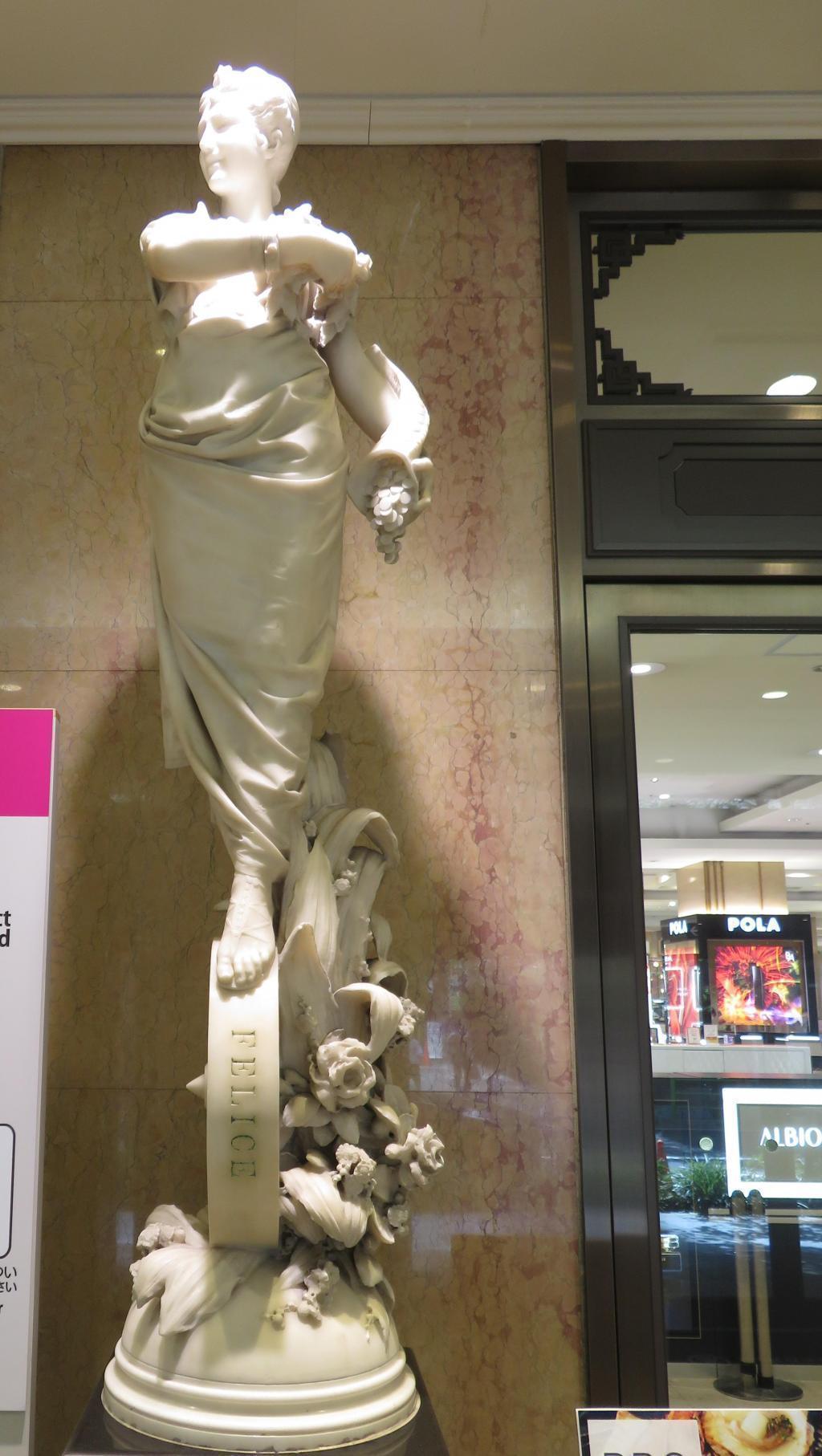幸運の女神像 高島屋日本橋店本館　入り口の４つの彫像