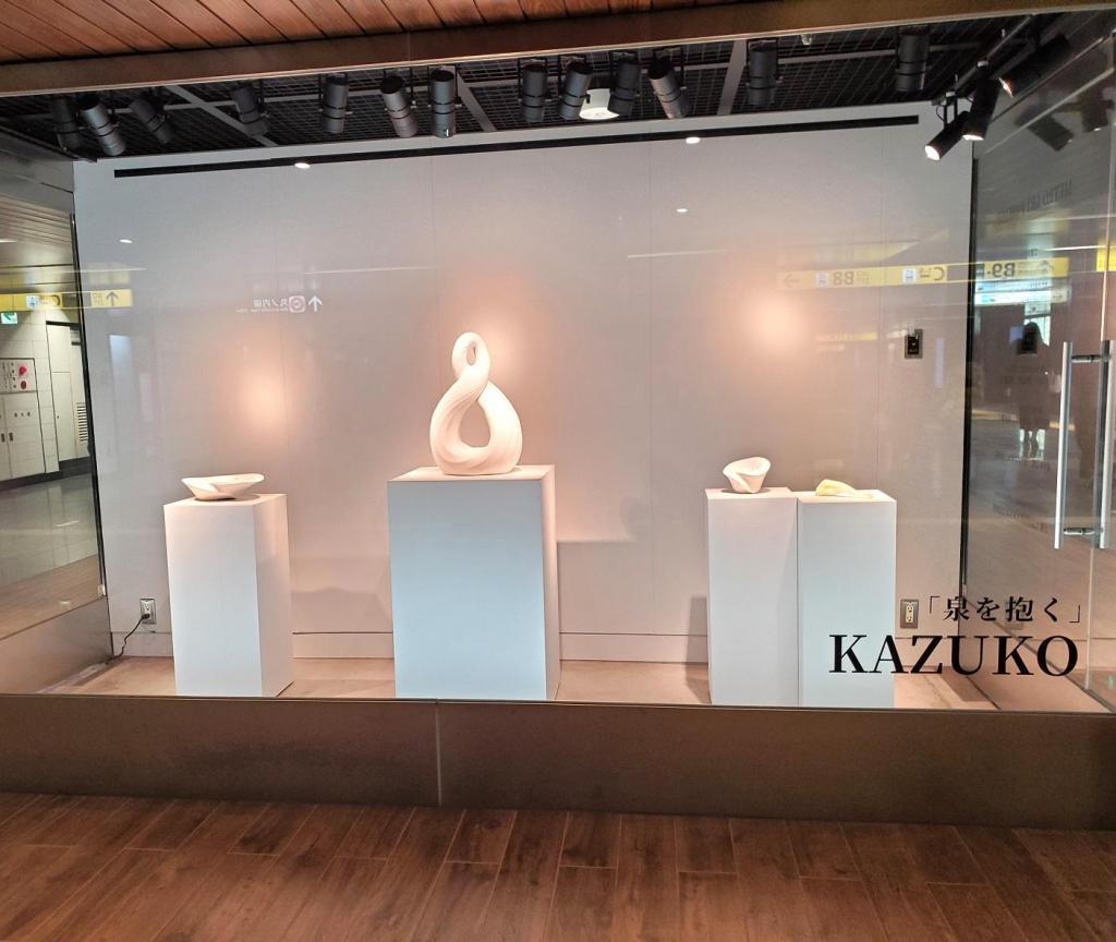 「泉を抱く」
KAZUKO 「METRO　ART　PASSAGE」展
　　～　メトロ銀座ギャラリー　～