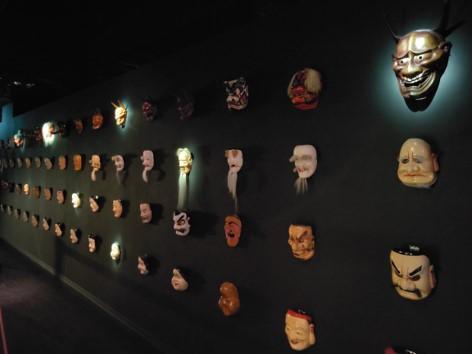 日本の伝統的なお面がお出迎え 和テイストのイルミネーションが幻想的
アートアクアリウム美術館 GINZA