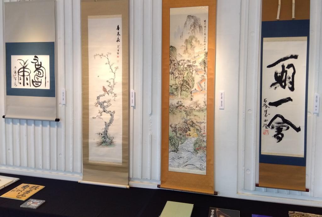 立派な絵と書画　有名な大家の作品　一期一会　 日本橋浜町の好文画廊　枝垂れ梅が満開