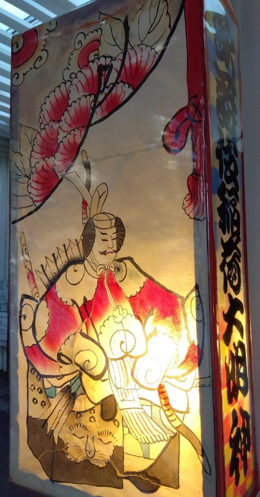 歌舞伎稲荷大明神の初午祭りの提灯（左）「5階お土産処　楽座」で販売しています 歌舞伎稲荷神社　初午祭
