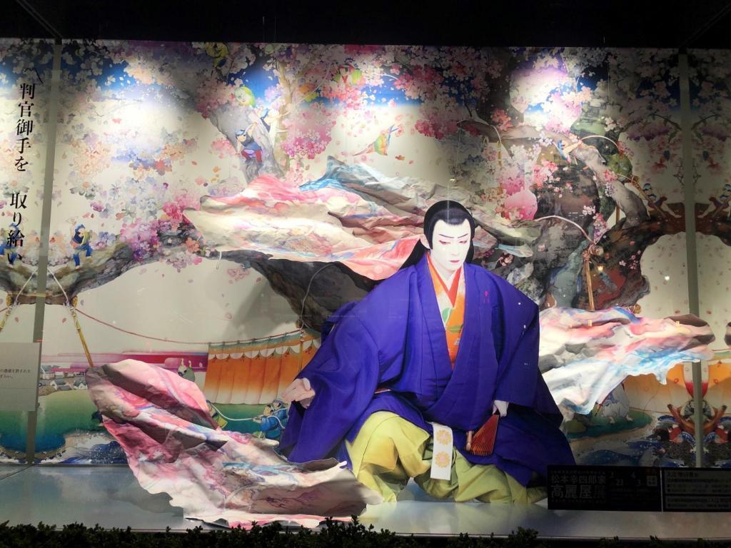  日本橋髙島屋の正面ウィンドーに見る歌舞伎と現代アートの融合